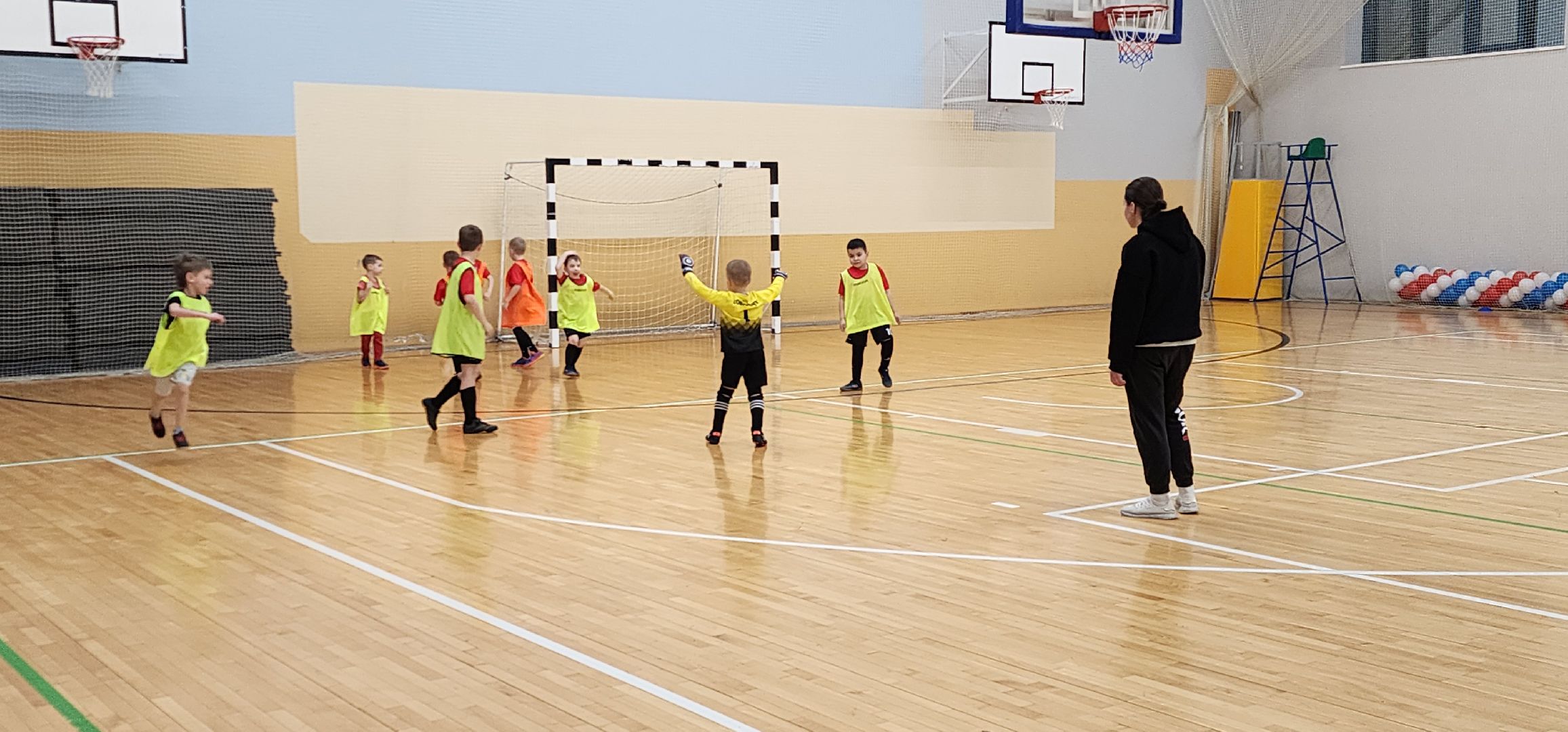 женщина-тренер, Стадион Авангард, Домодедово, футбол,