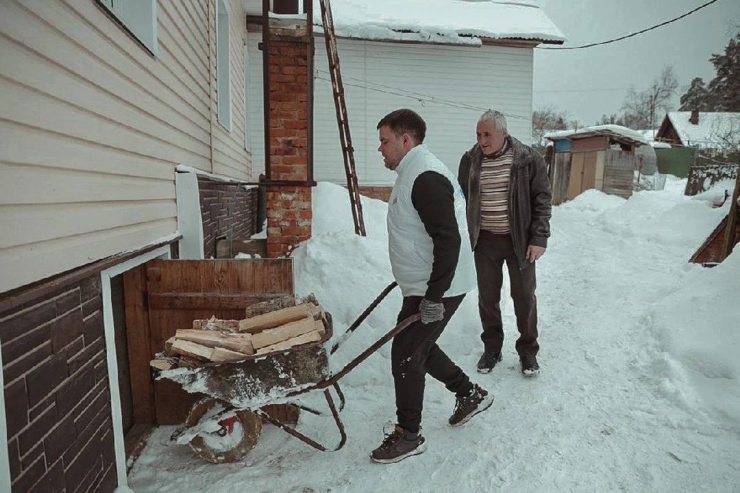 СВО, военнослужащий, дрова, помощь людям,