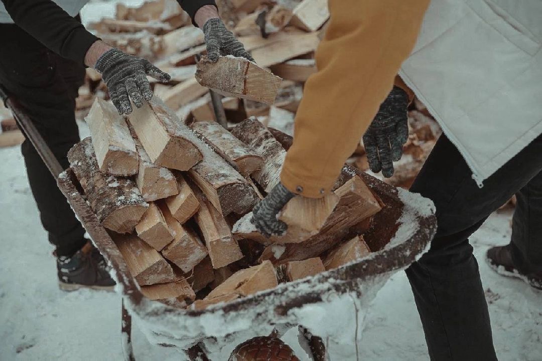 СВО, военнослужащий, дрова, помощь людям,