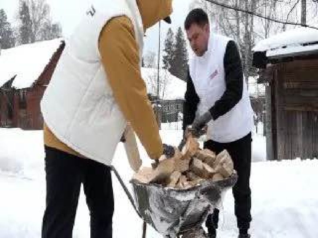 СВО, военнослужащий, дрова, помощь людям,