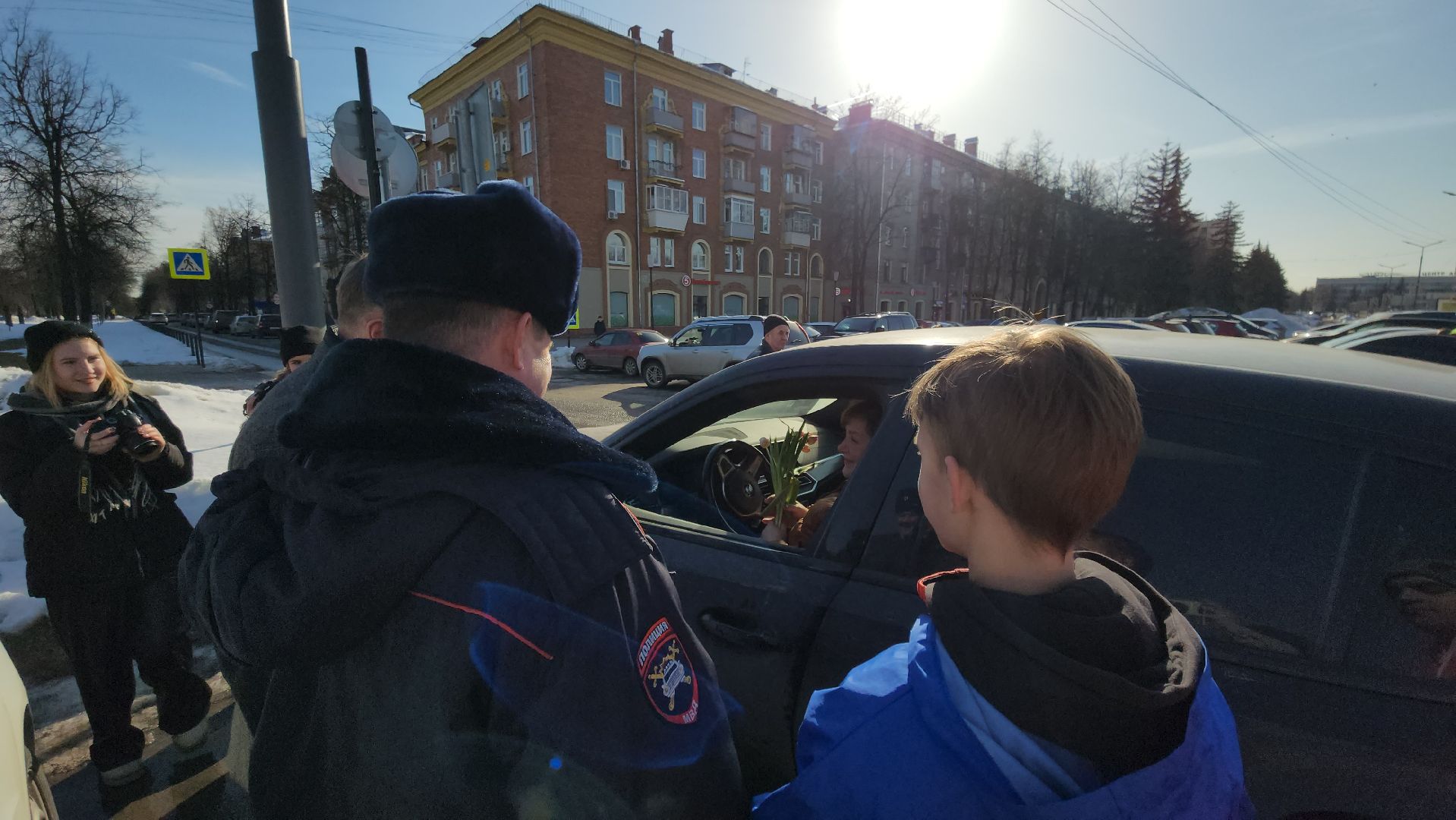 акция, борис аубакиров, Цветы для автоледи, Алексей Семиглядов, молодая гвардия, тюльпаны, 8 марта,