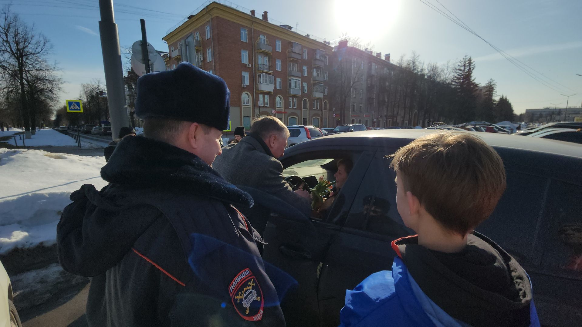 акция, борис аубакиров, Цветы для автоледи, Алексей Семиглядов, молодая гвардия, тюльпаны, 8 марта,