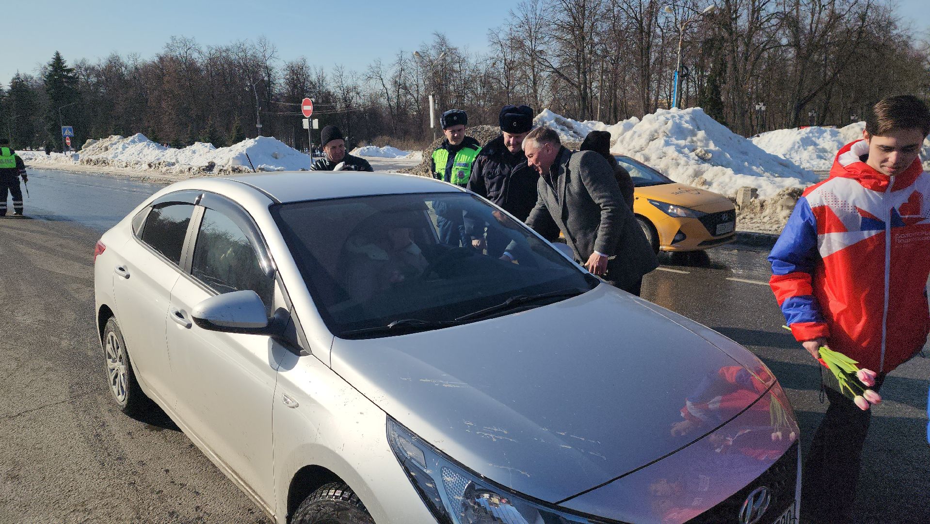 акция, борис аубакиров, Цветы для автоледи, Алексей Семиглядов, молодая гвардия, тюльпаны, 8 марта,