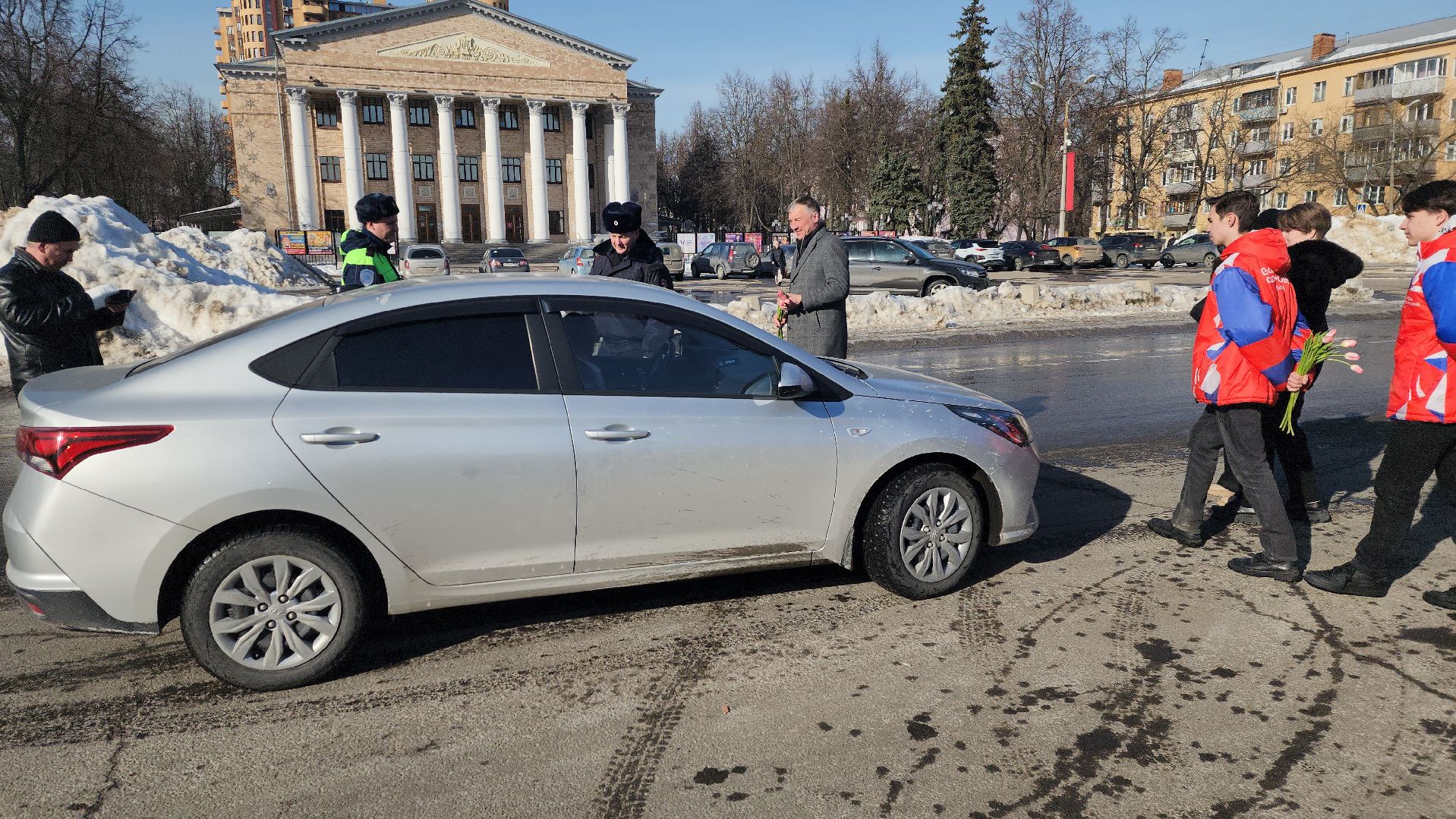 акция, борис аубакиров, Цветы для автоледи, Алексей Семиглядов, молодая гвардия, тюльпаны, 8 марта,
