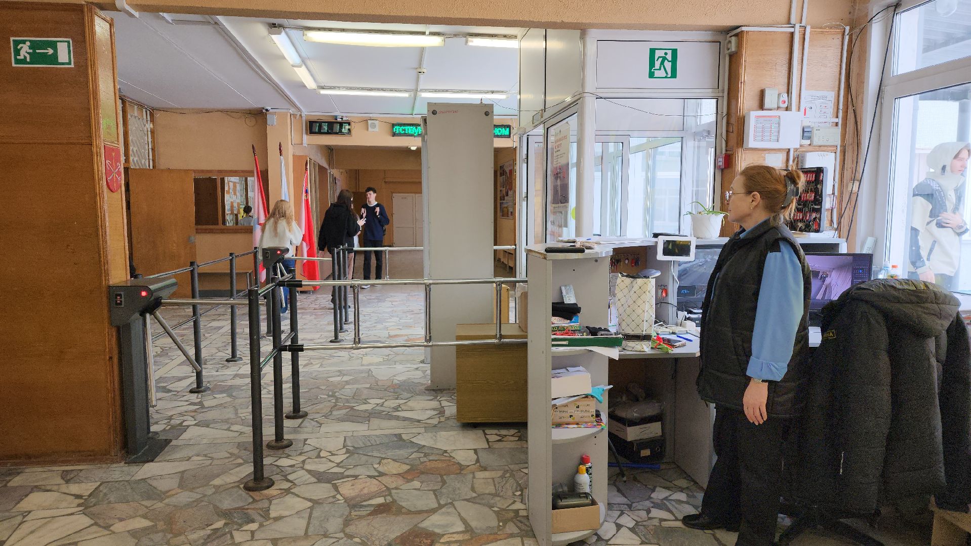 8 Марта, поздравление, люди разных профессий,