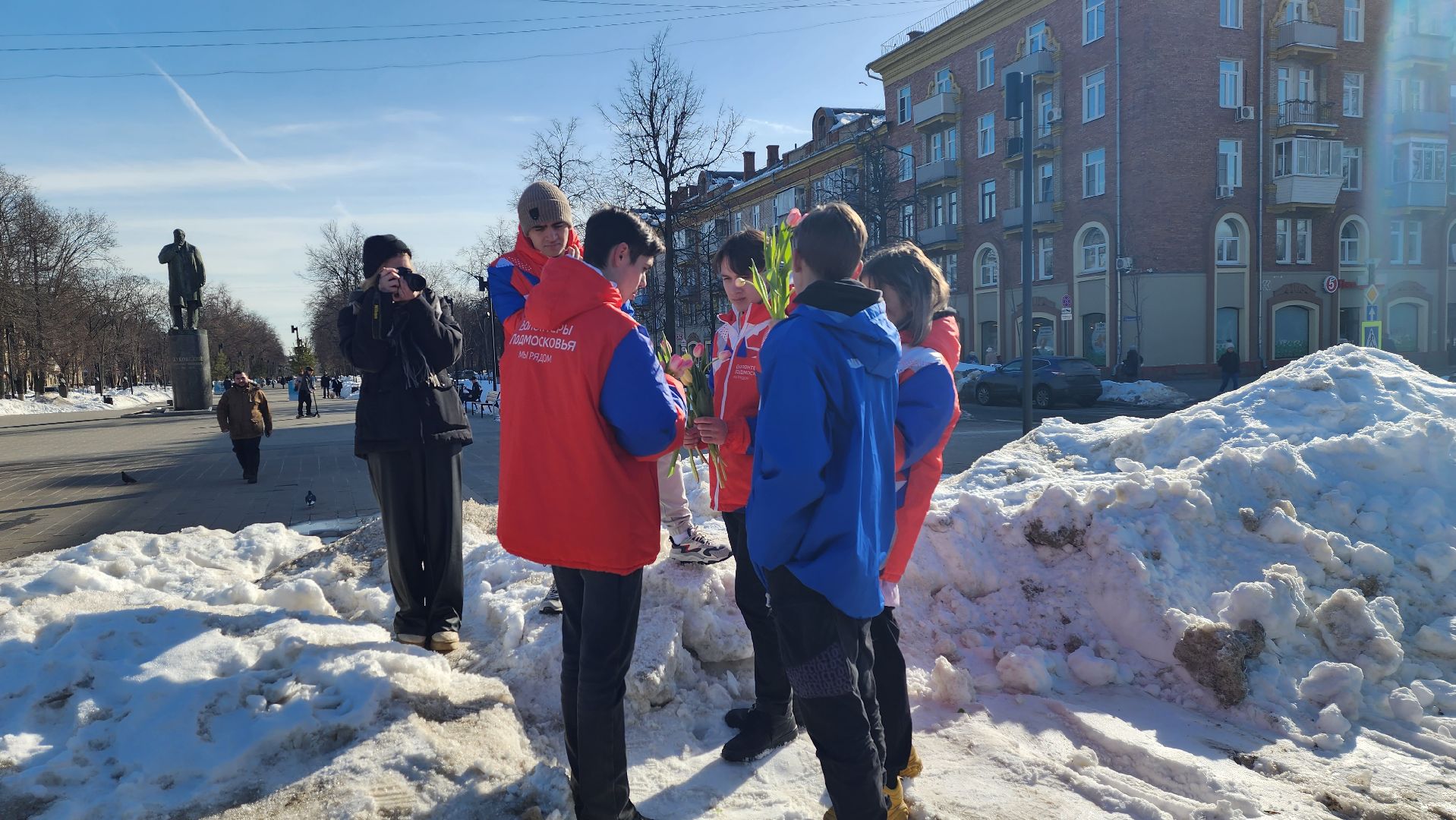 8 марта, шествие, бульвар маяковского, борис аубакиров, волонтеры подмосковья, молодая гвардия,