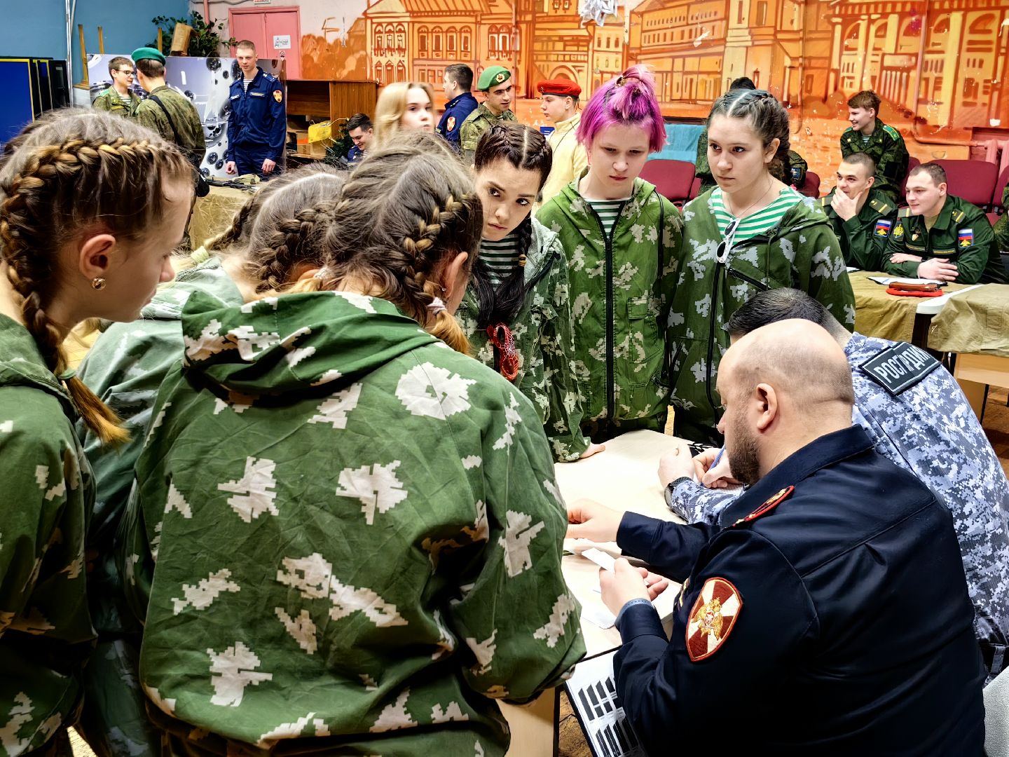 игра, Юнармия, девушки в погонах, автомат Калашникова, первая помощь,