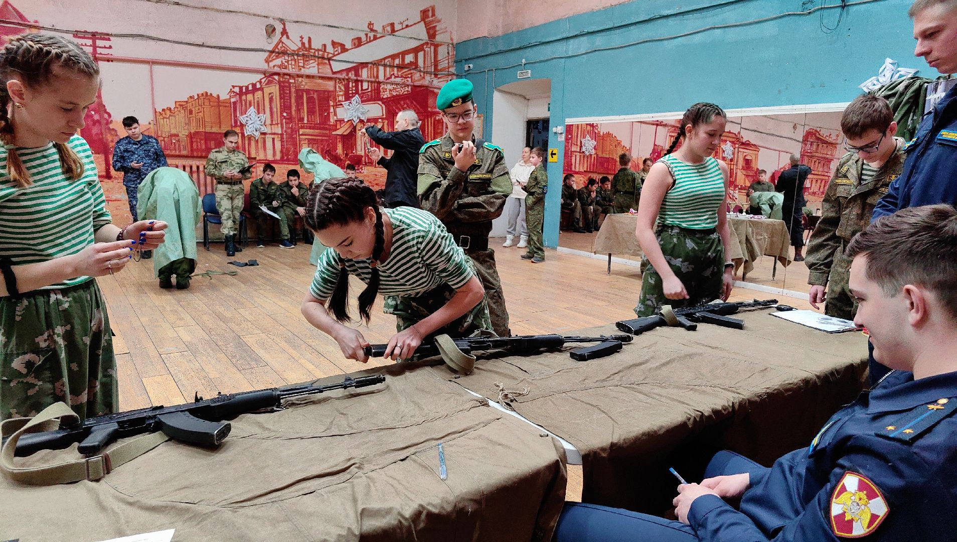 игра, Юнармия, девушки в погонах, автомат Калашникова, первая помощь,