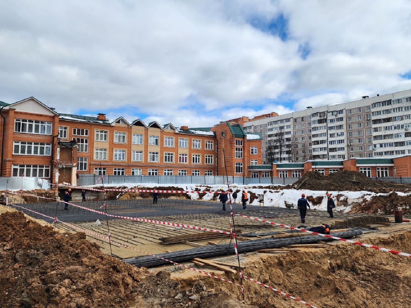 чехов, строительство, пристройка к школе, котлован, администрация, школа,