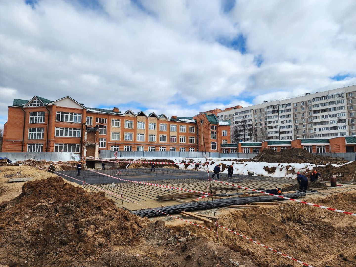 чехов, строительство, пристройка к школе, котлован, администрация, школа,