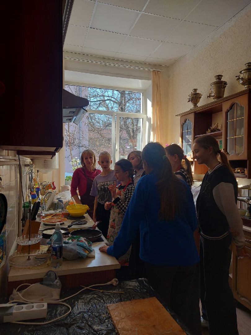 неделя добрых дел, гимназия 1, блины, СВО, Алина Русанова, плетение сетей,