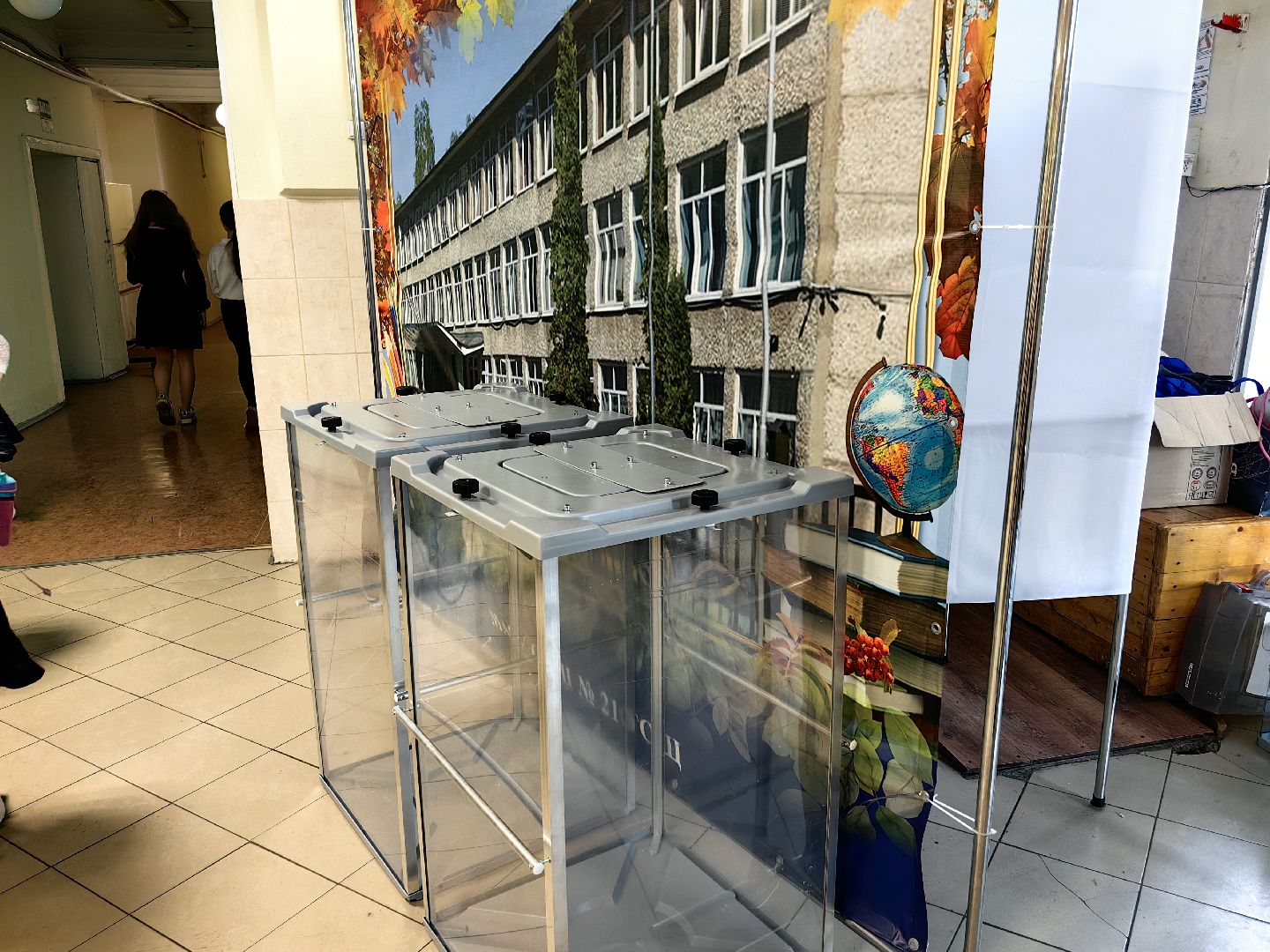 избирательные участки, комиссия, бюллетени, урны, кабинки, выборы,