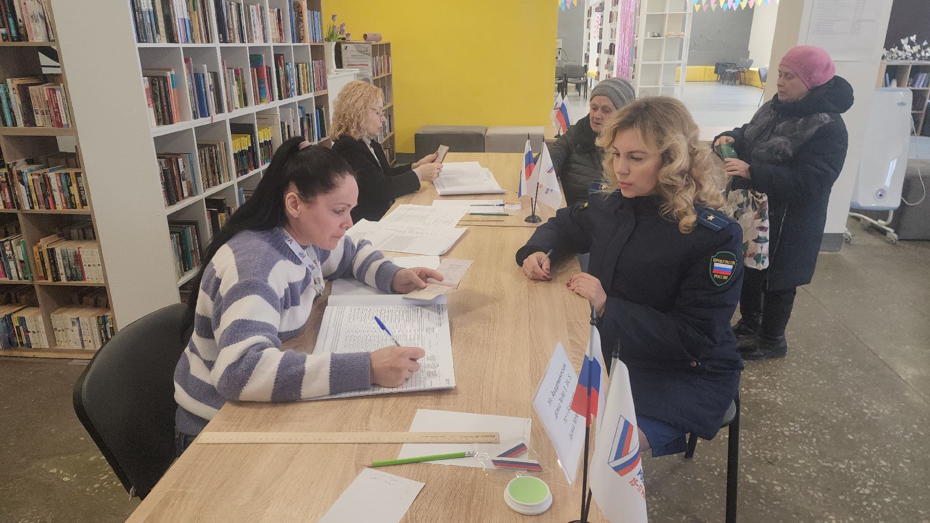 шатура 2024, шатуравыбирает, выборы 2024, выборы президента, выборы президента 2024, выборы президента россии, прокуратура, помощник прокурора голосует на выборах 2024,