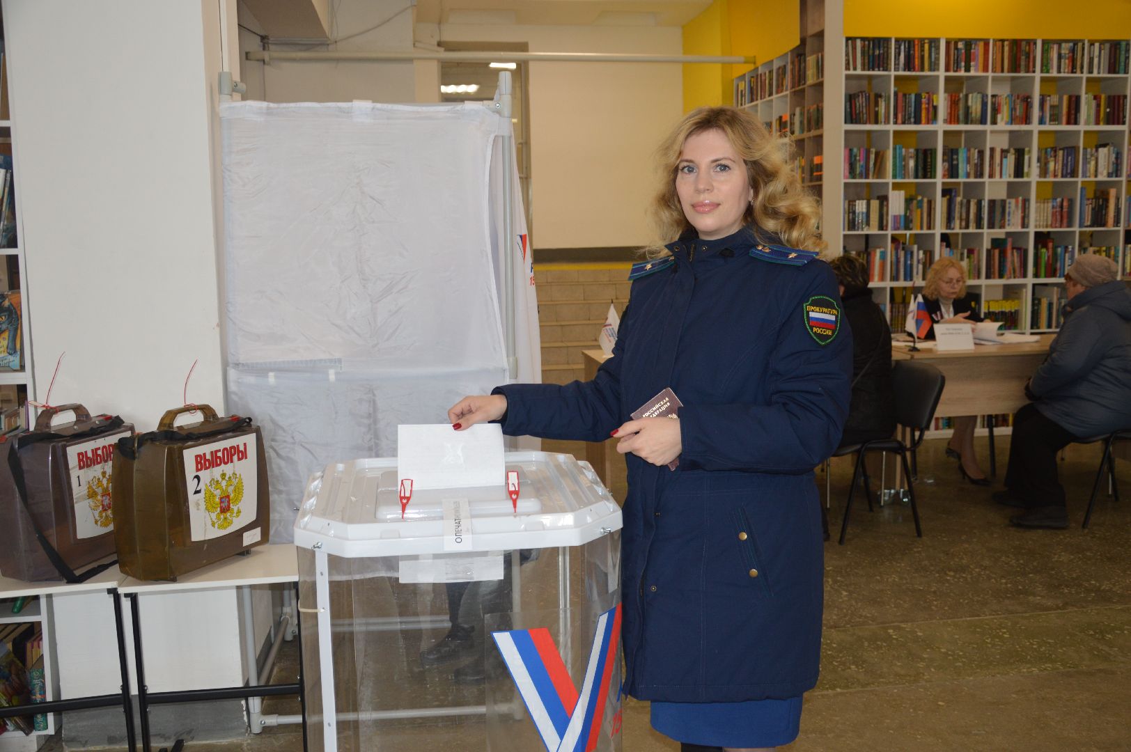 шатура 2024, шатуравыбирает, выборы 2024, выборы президента, выборы президента 2024, выборы президента россии, прокуратура, помощник прокурора голосует на выборах 2024,