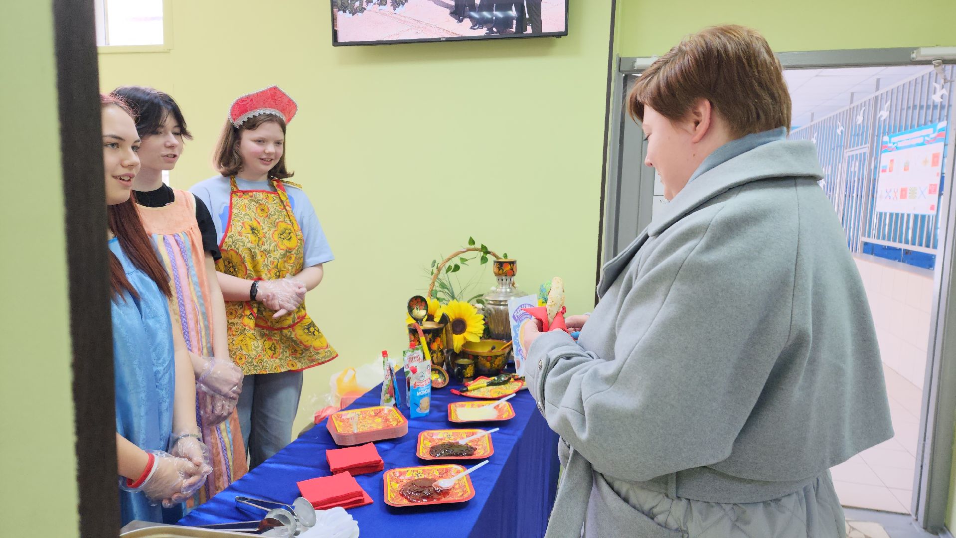 Выборы, блины, Ростовые куклы,