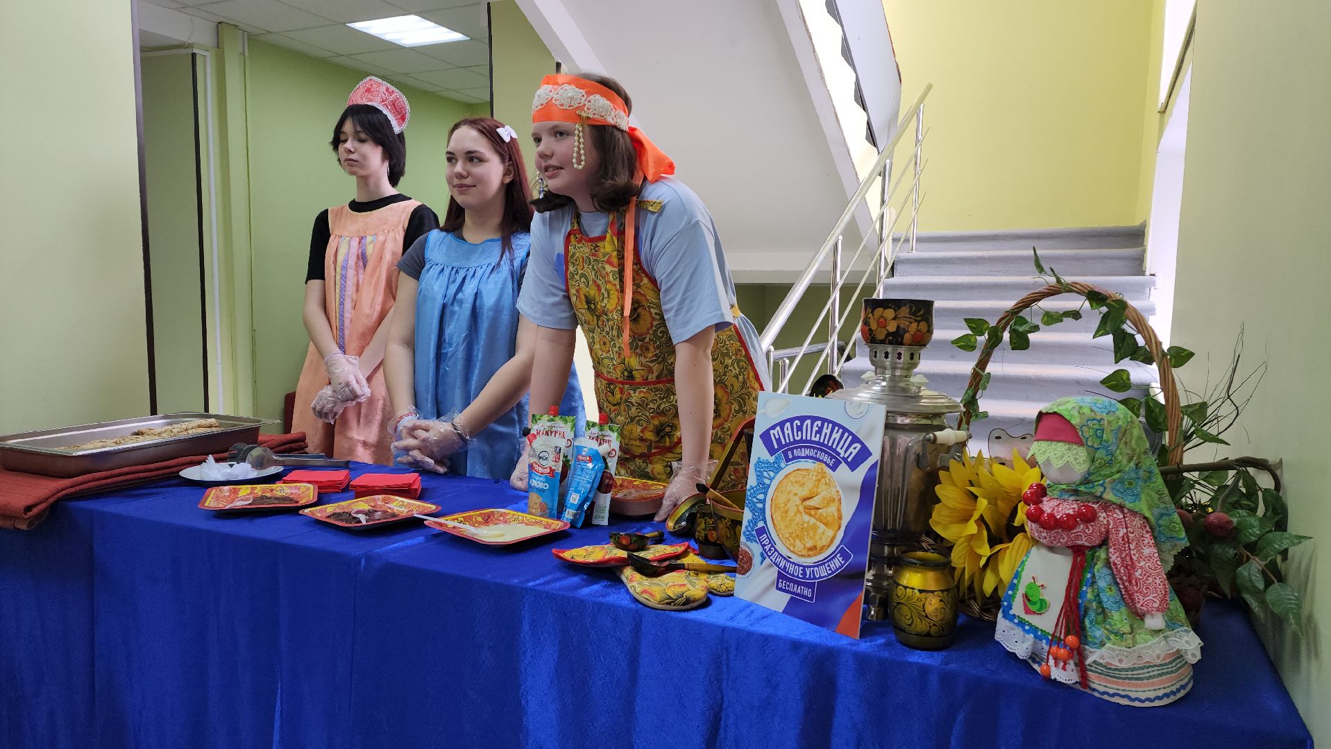 Выборы, блины, Ростовые куклы,