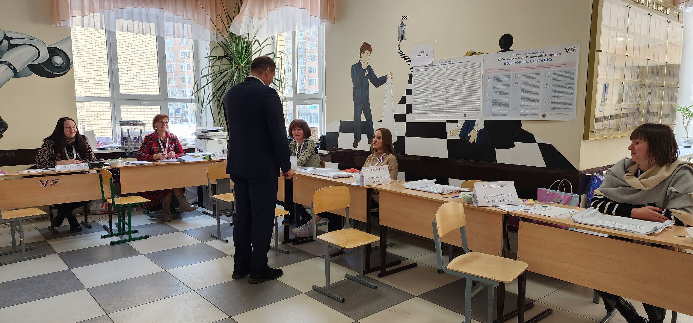 раменское, выборы 2024, председатель совета депутатов раменского округа проголосовал на своем избирательном участке в школе 9,