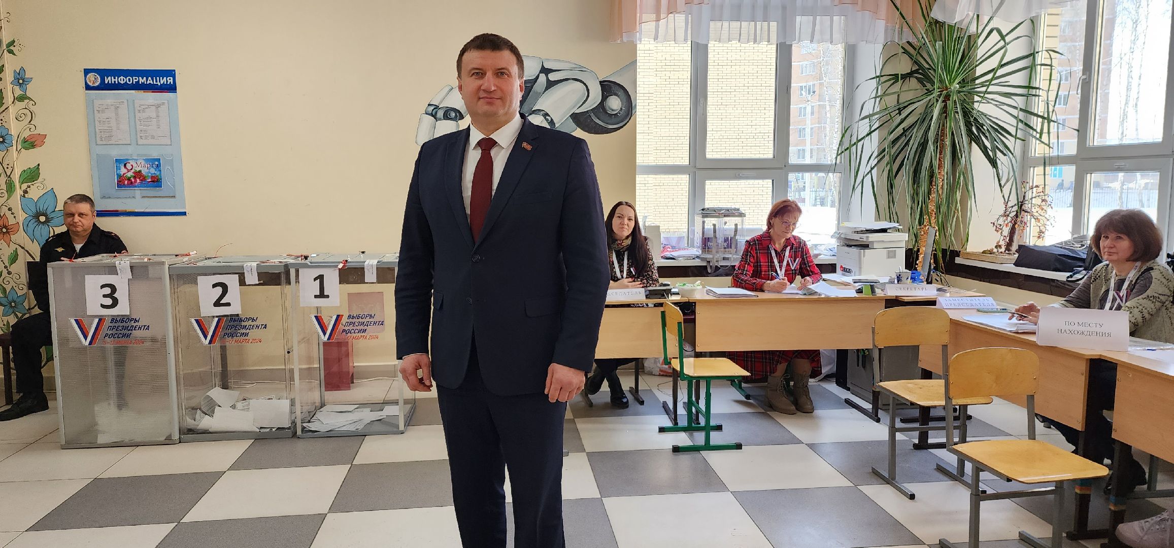 раменское, выборы 2024, председатель совета депутатов раменского округа проголосовал на своем избирательном участке в школе 9,