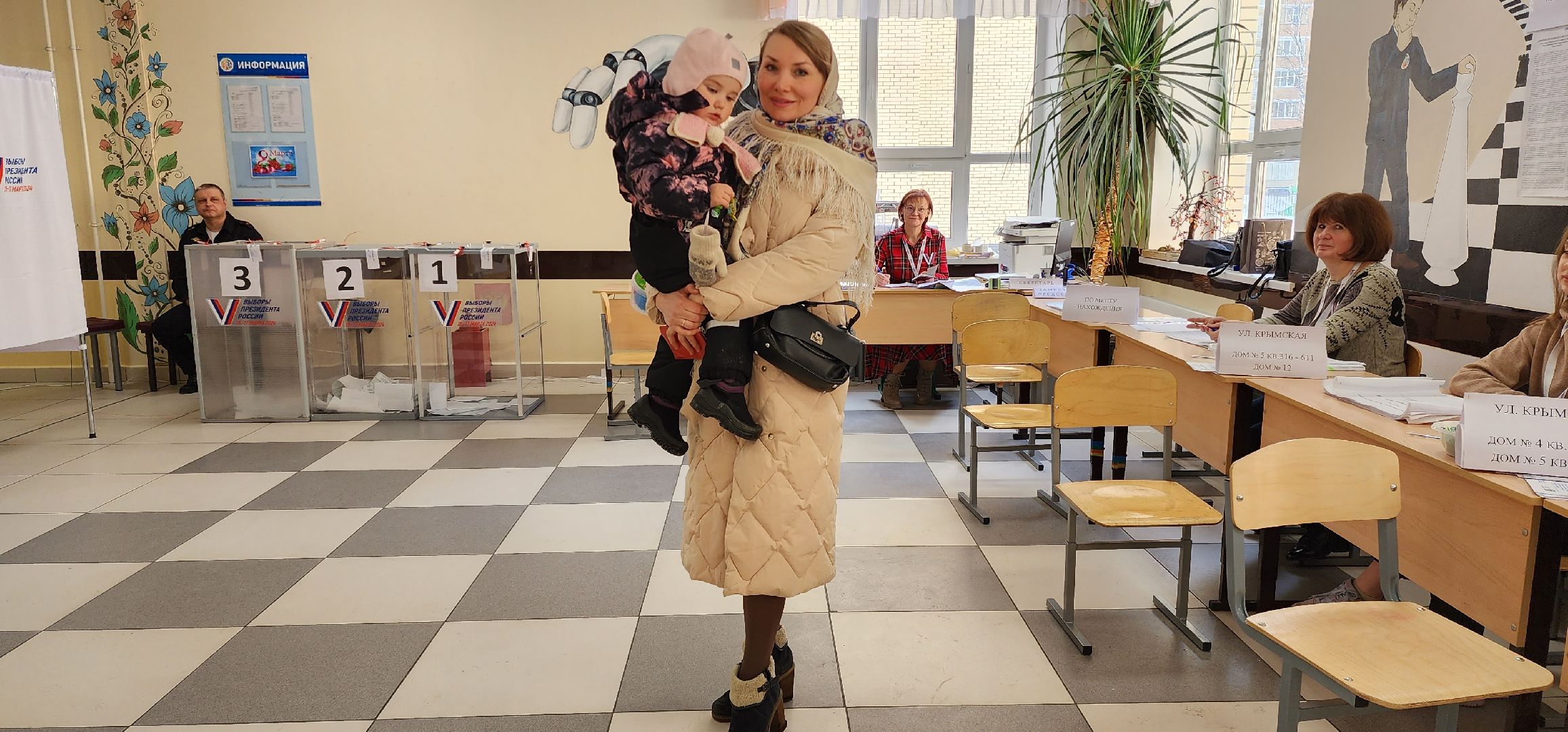 раменское, выборы 2024, многодетная мама проголосовала на избирательном участке в раменском,
