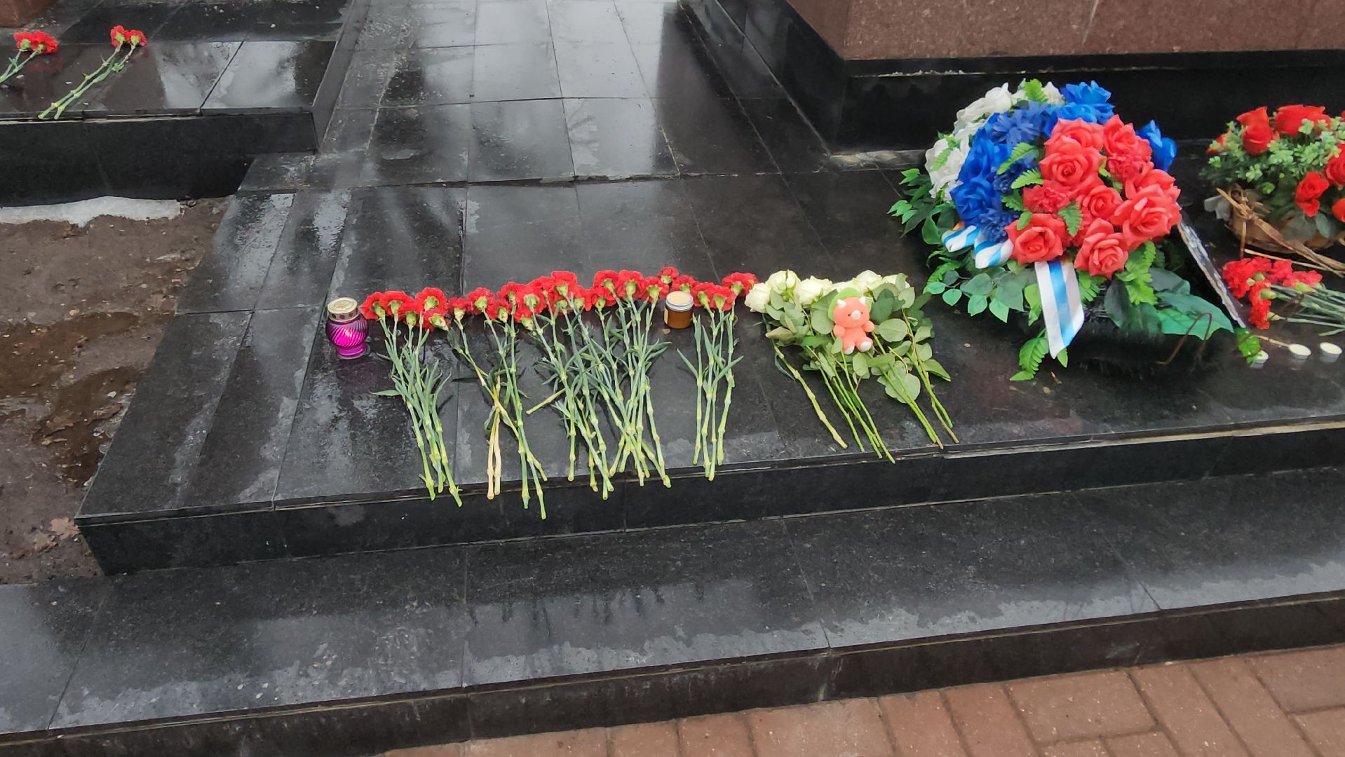 мемориал, стихийный мемориал, вечный огонь, свечи, цветы,теракт,