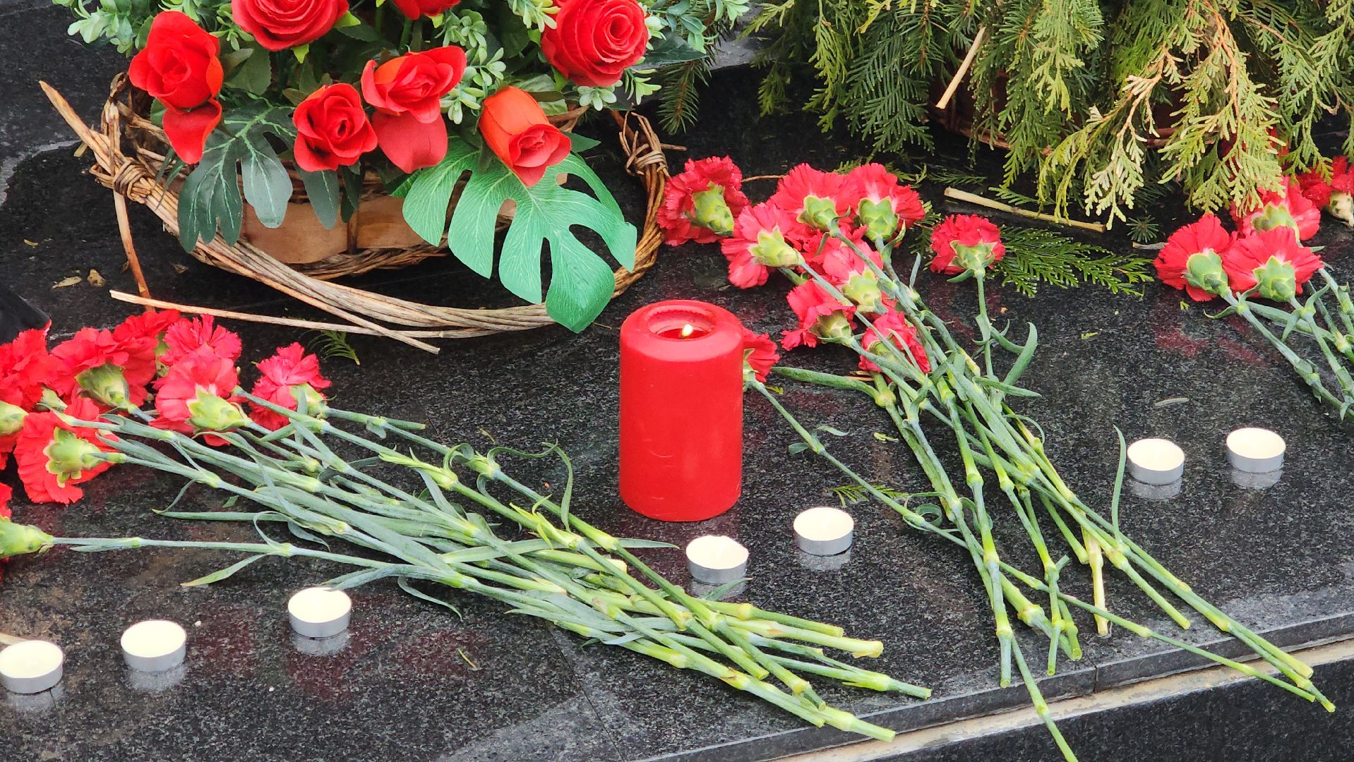 мемориал, стихийный мемориал, вечный огонь, свечи, цветы,теракт,