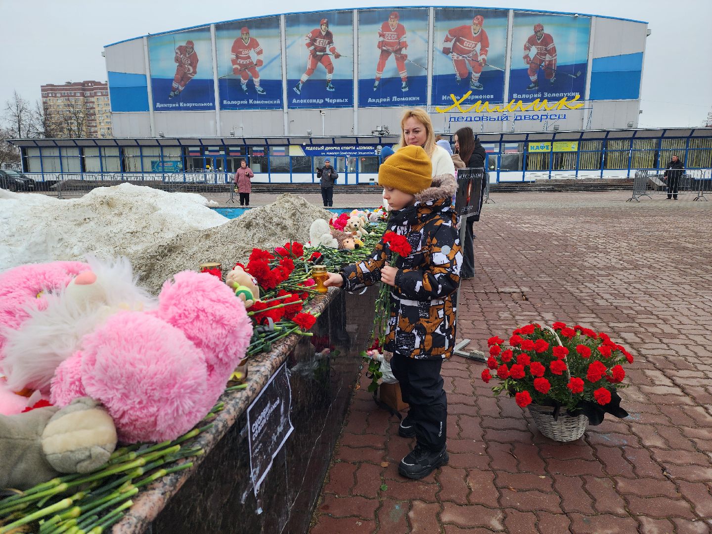 воскресенск, стихийный мемориал, память, крокус сити холл, жители,теракт,