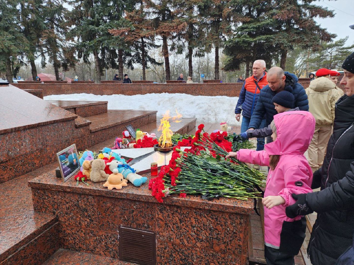 чехов, день траура, возложение цветов, минута молчания, жители,теракт,