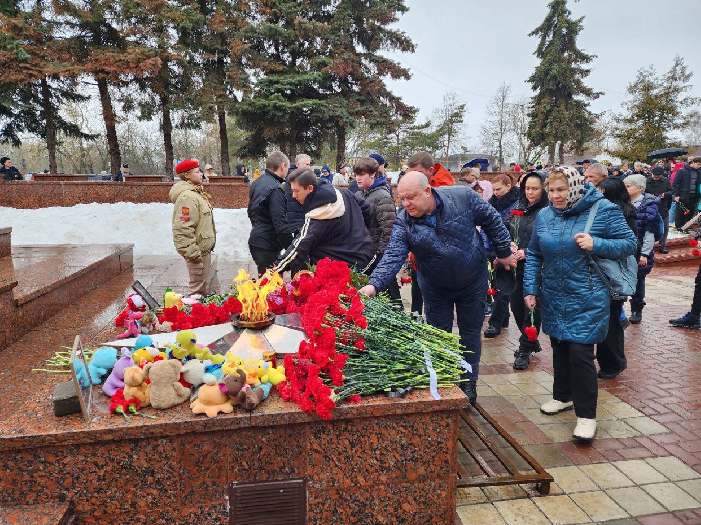 чехов, день траура, возложение цветов, минута молчания, жители,теракт,