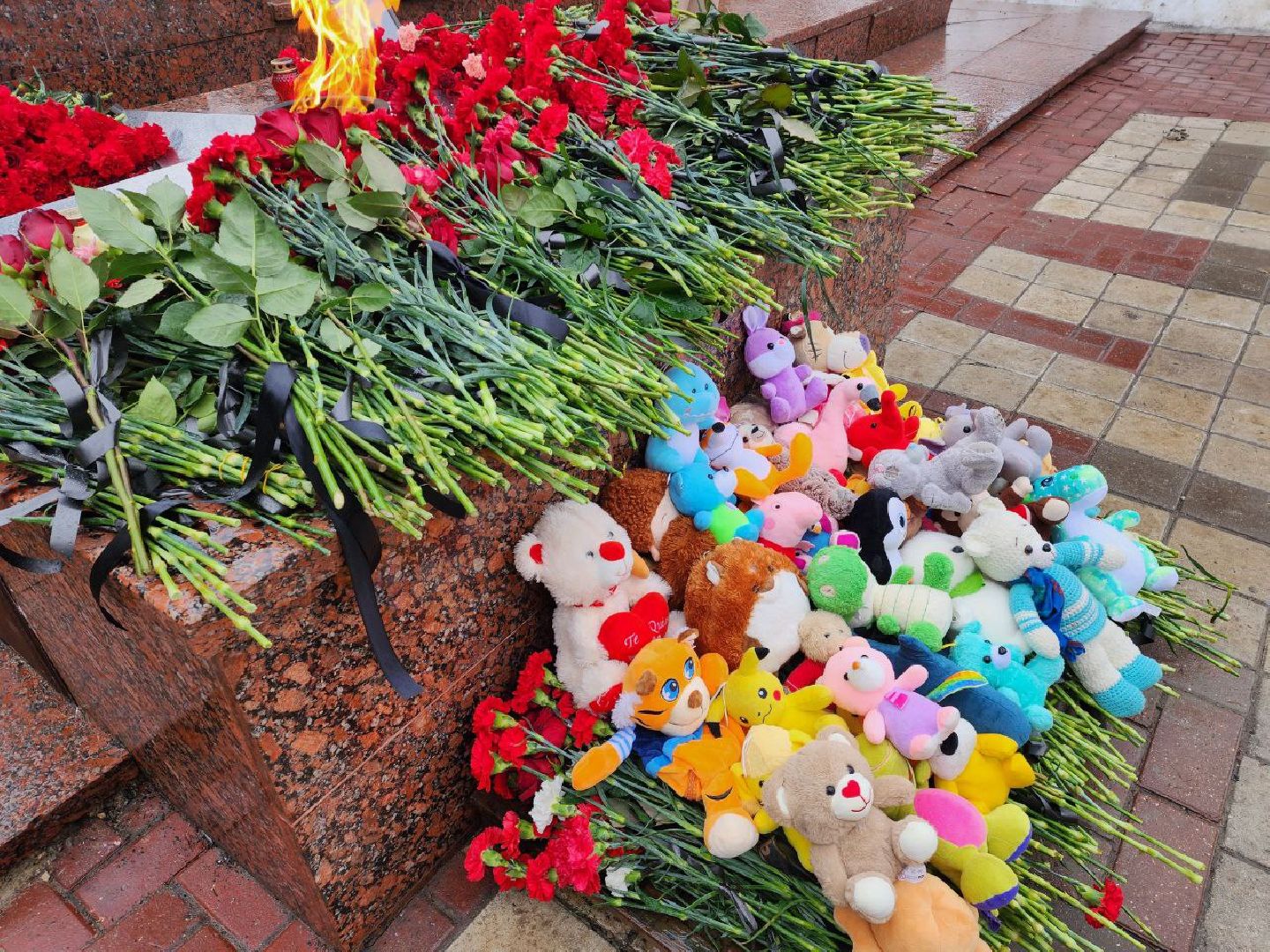 чехов, день траура, возложение цветов, минута молчания, жители,теракт,