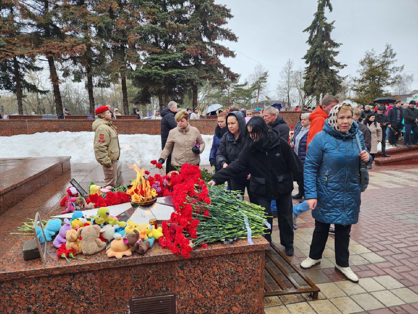 чехов, день траура, возложение цветов, минута молчания, жители,теракт,
