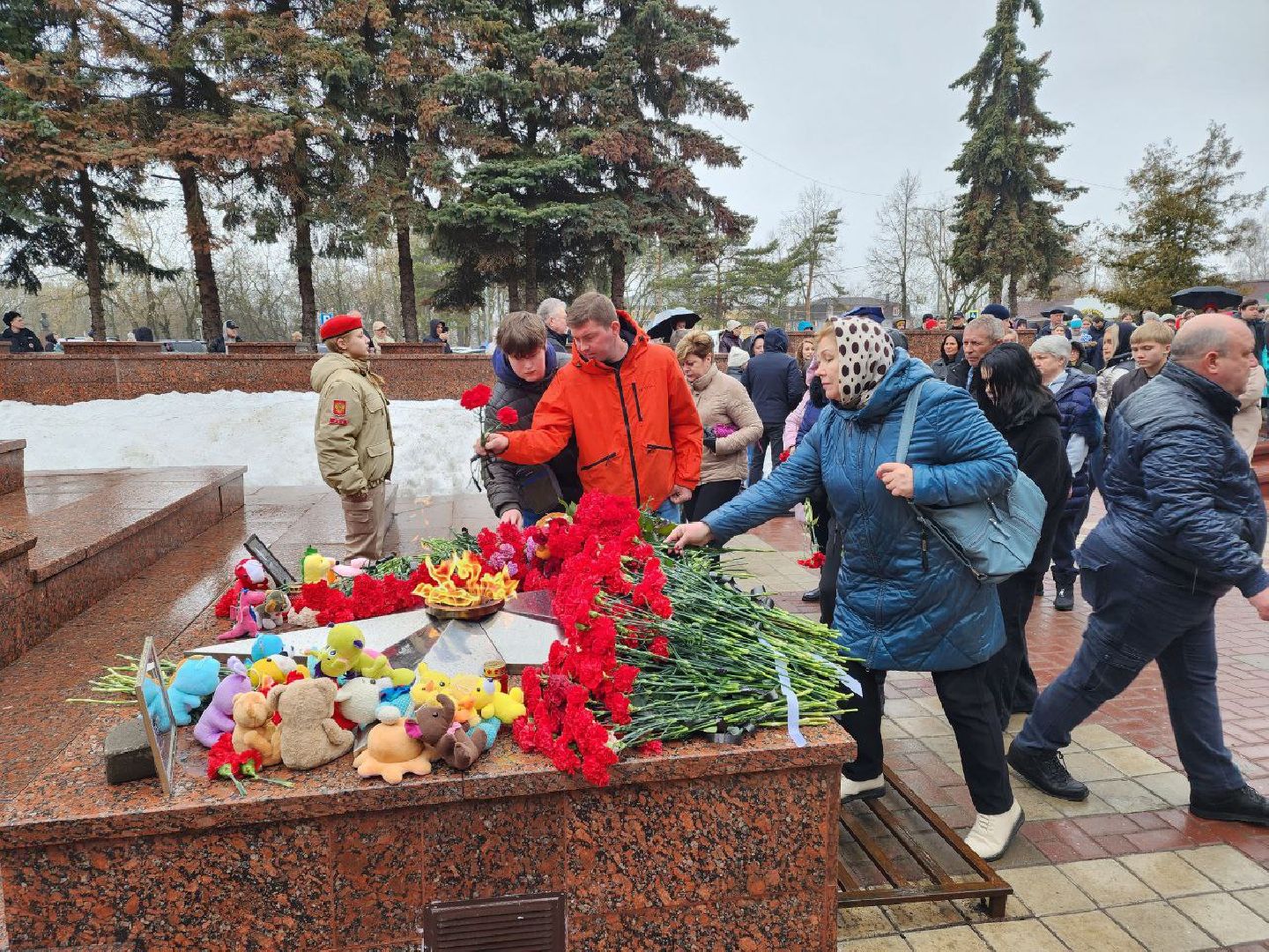 чехов, день траура, возложение цветов, минута молчания, жители,теракт,