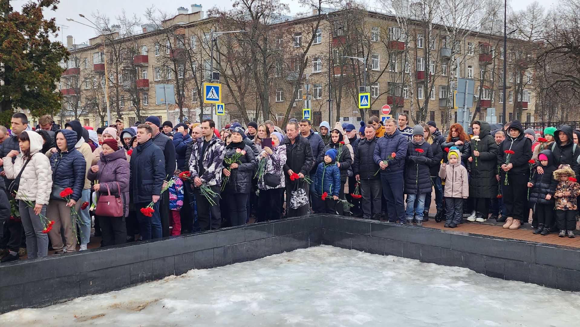 Вечный огонь, траурный митинг, возложение цветов, борис аубакиров, Дмитрий Денисов,благочинный,теракт,