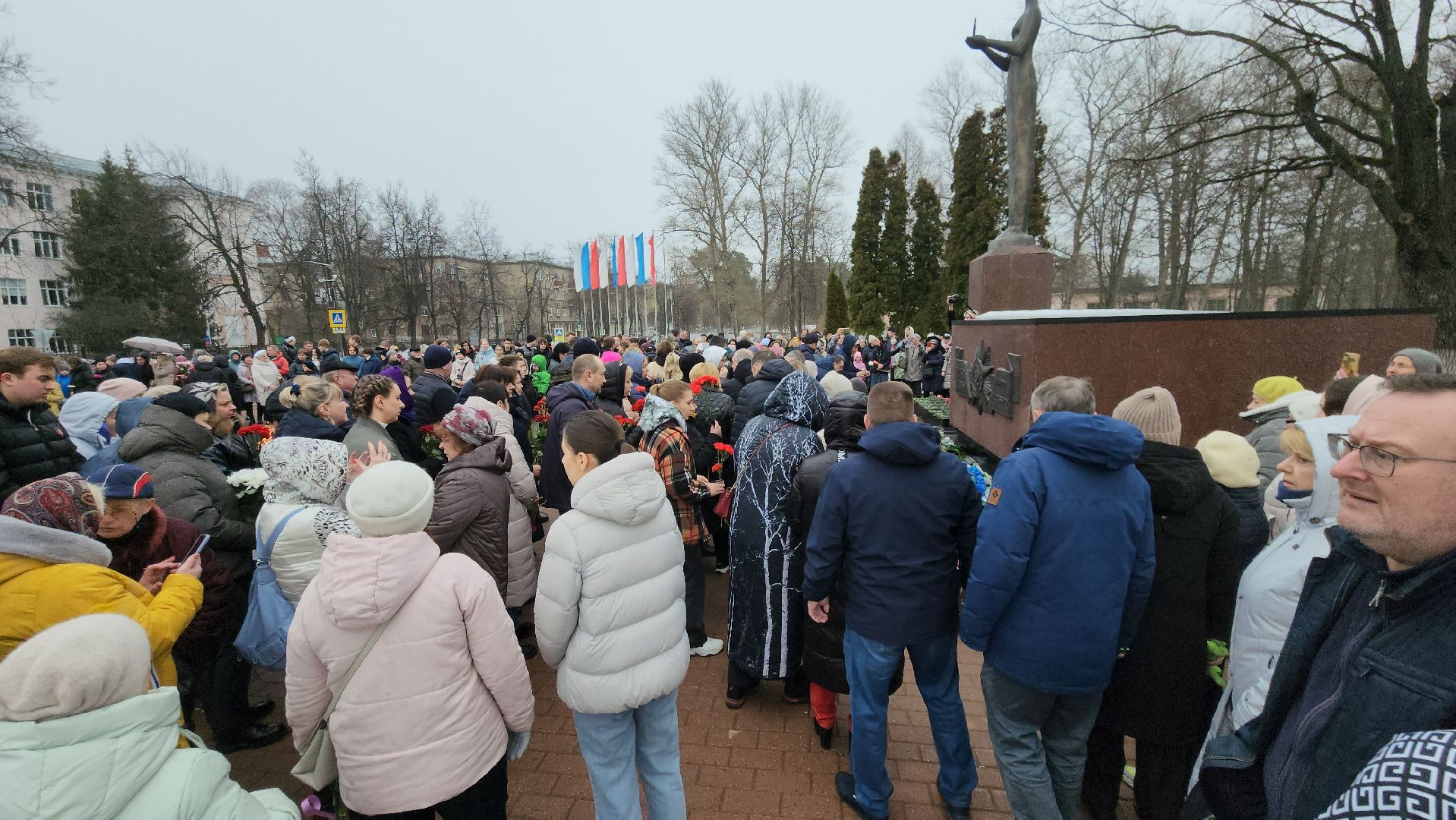 Вечный огонь, траурный митинг, возложение цветов, борис аубакиров, Дмитрий Денисов,благочинный,теракт,