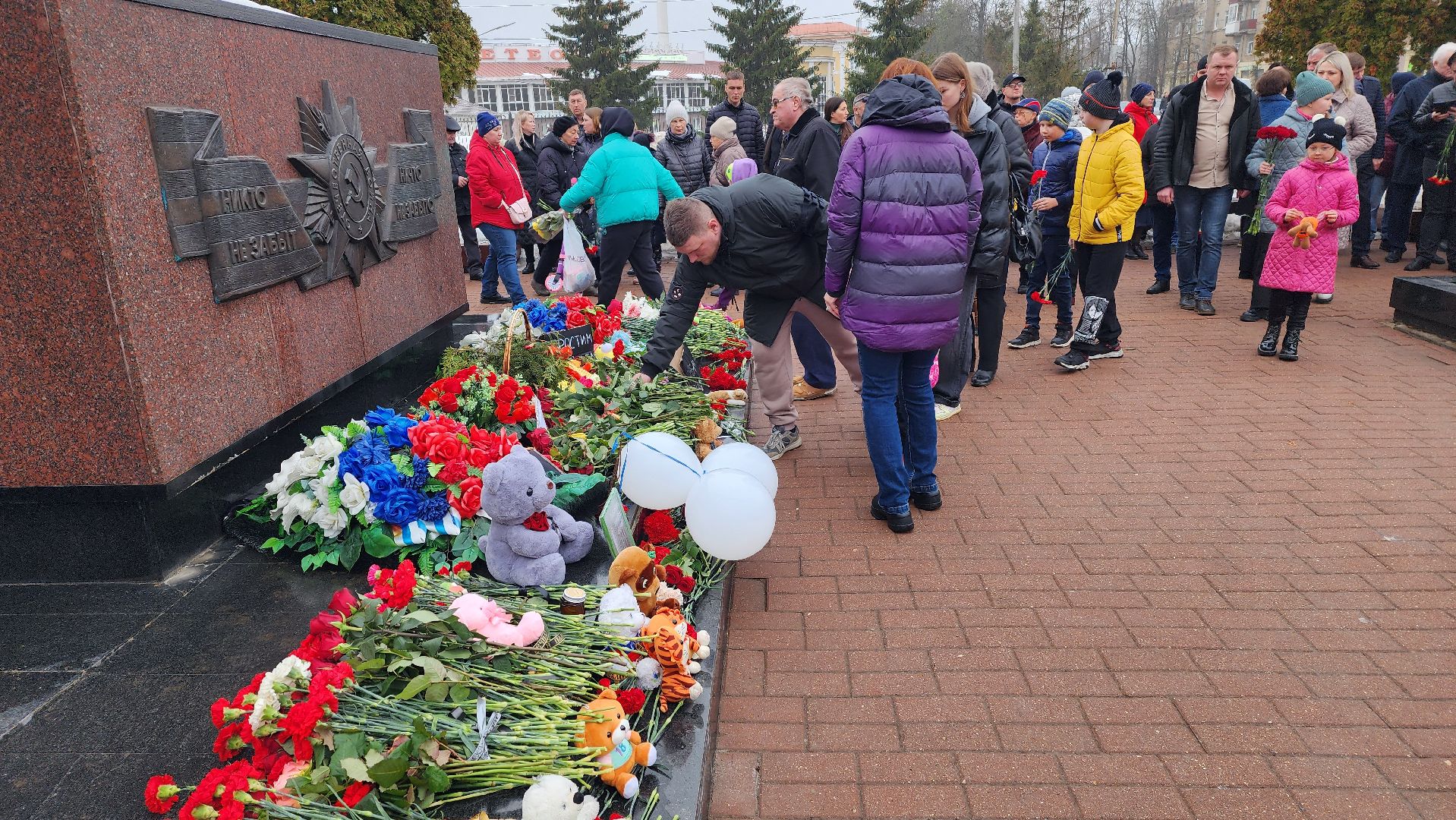 Вечный огонь, траурный митинг, возложение цветов, борис аубакиров, Дмитрий Денисов,благочинный,теракт,