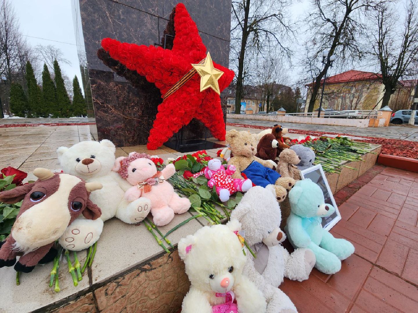 можайск, можайский городской округ, подмосковье, памятная акция, стихийный мемориал, память погибших, жители, теракт, теракт в крокус сити холле,