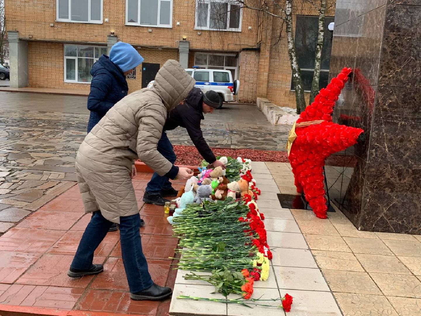 можайск, можайский городской округ, подмосковье, памятная акция, стихийный мемориал, память погибших, жители, теракт, теракт в крокус сити холле,