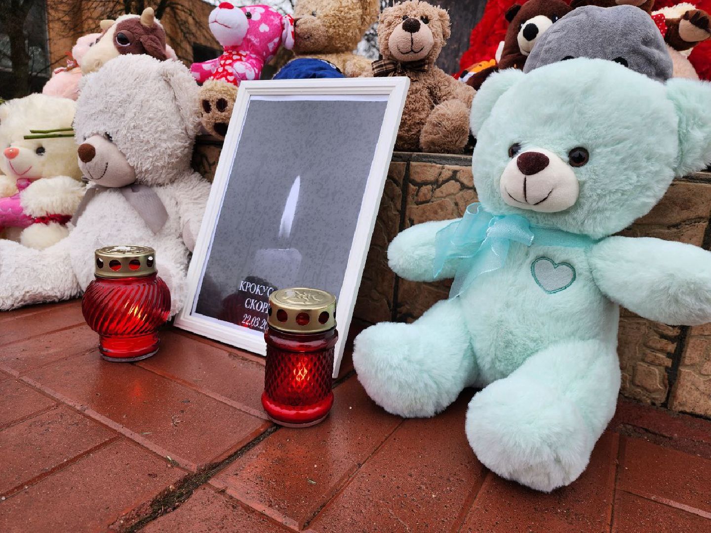 можайск, можайский городской округ, подмосковье, памятная акция, стихийный мемориал, память погибших, жители, теракт, теракт в крокус сити холле,