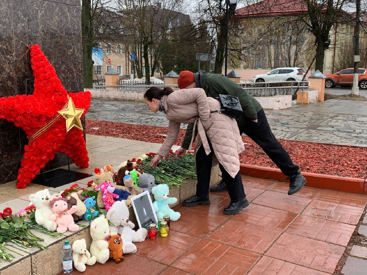 можайск, можайский городской округ, подмосковье, памятная акция, стихийный мемориал, память погибших, жители, теракт, теракт в крокус сити холле,