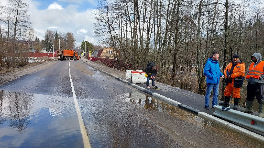 ремонт дорог, машина, река,