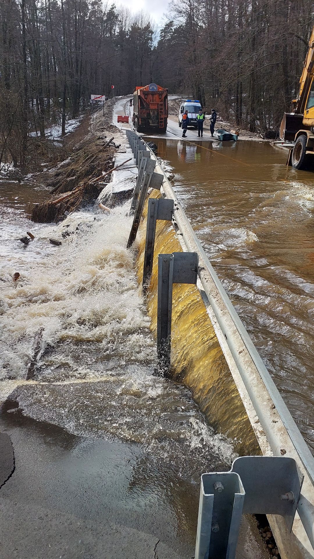 ремонт дорог, машина, река,