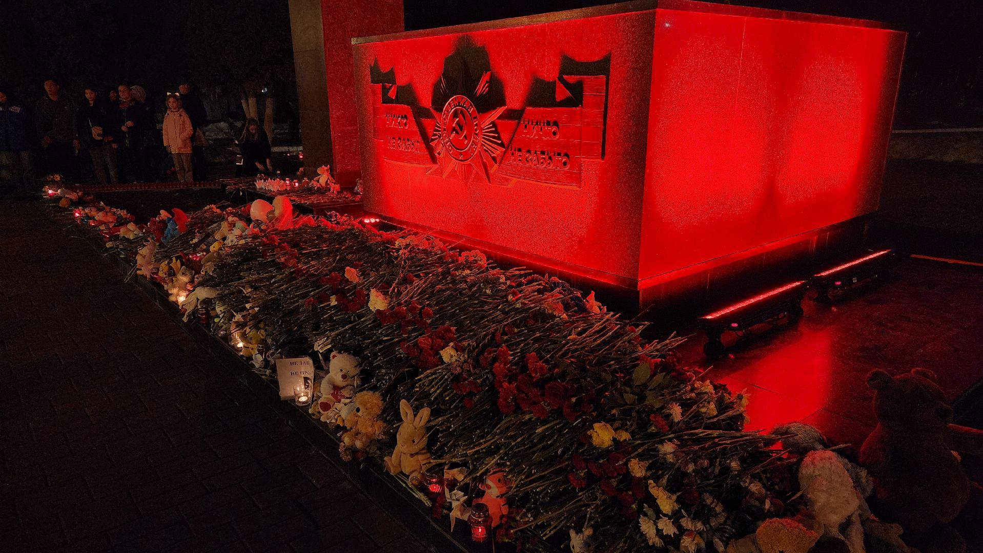 память о погибших, вечный огонь, борис аубакиров, свеча памяти,теракт,