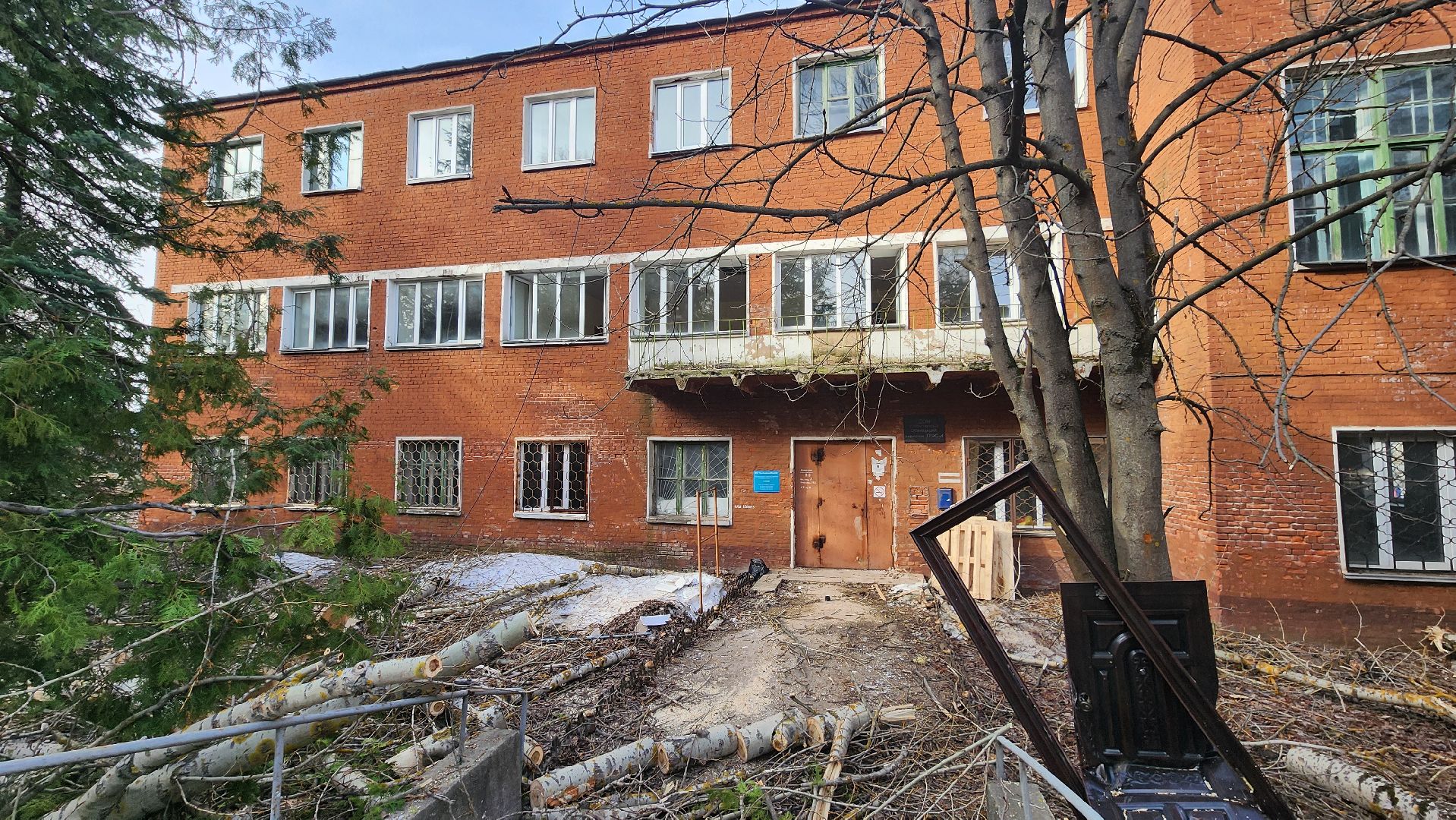 кашира, советский проспект, опиловка, аварийные деревья, тополя, дом общественных организаций, каширская грэс,