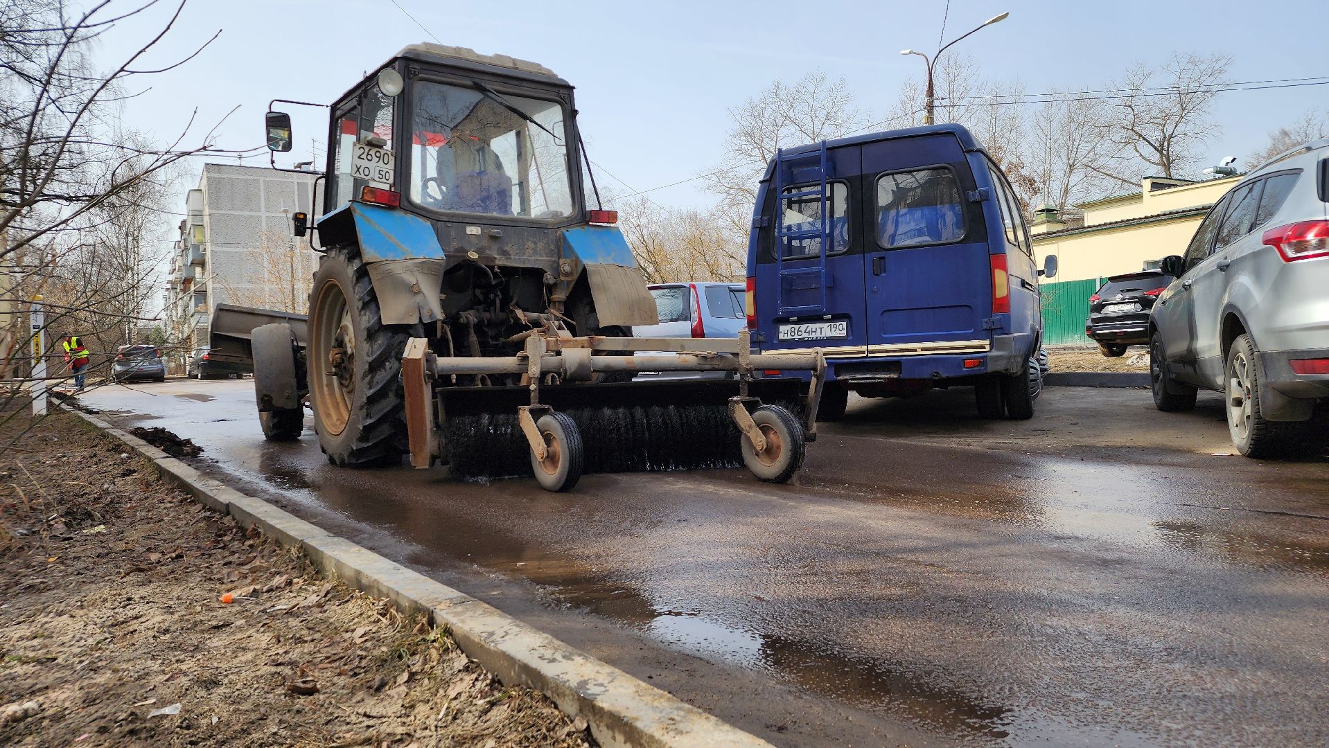 уборка дворов после зимы, благоустройство, уборка города, Лосино-Петровский,