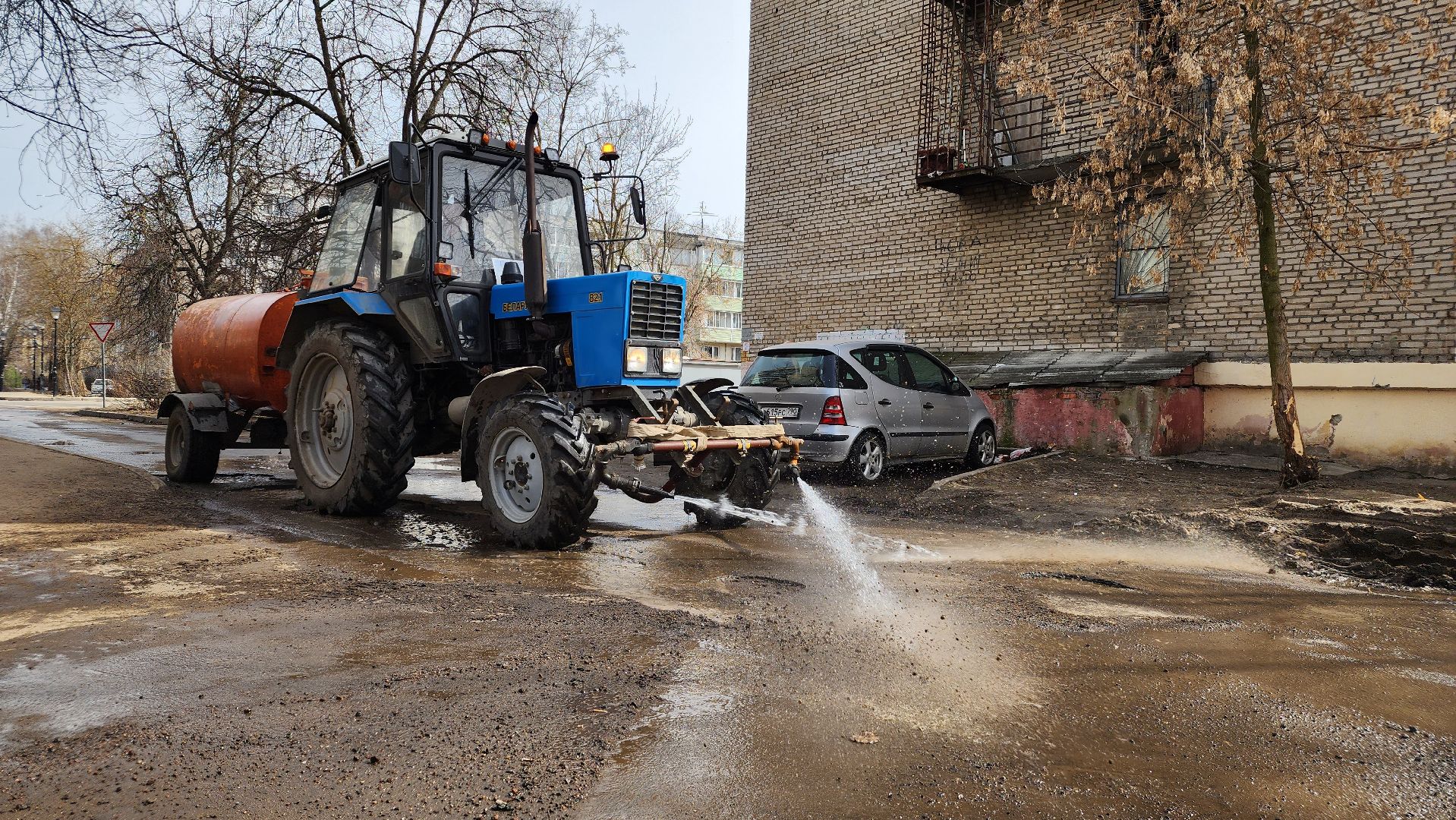уборка дворов после зимы, благоустройство, уборка города, Лосино-Петровский,