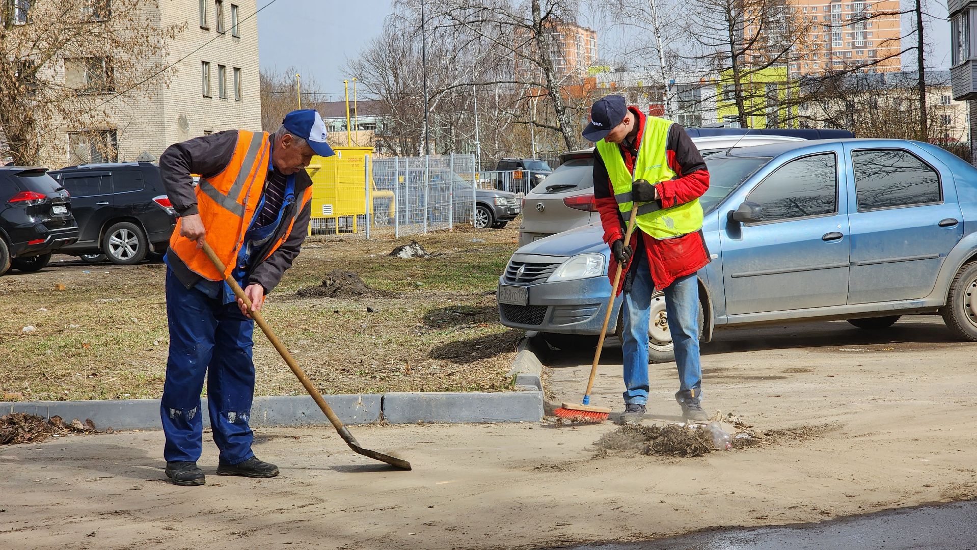 уборка дворов после зимы, благоустройство, уборка города, Лосино-Петровский,
