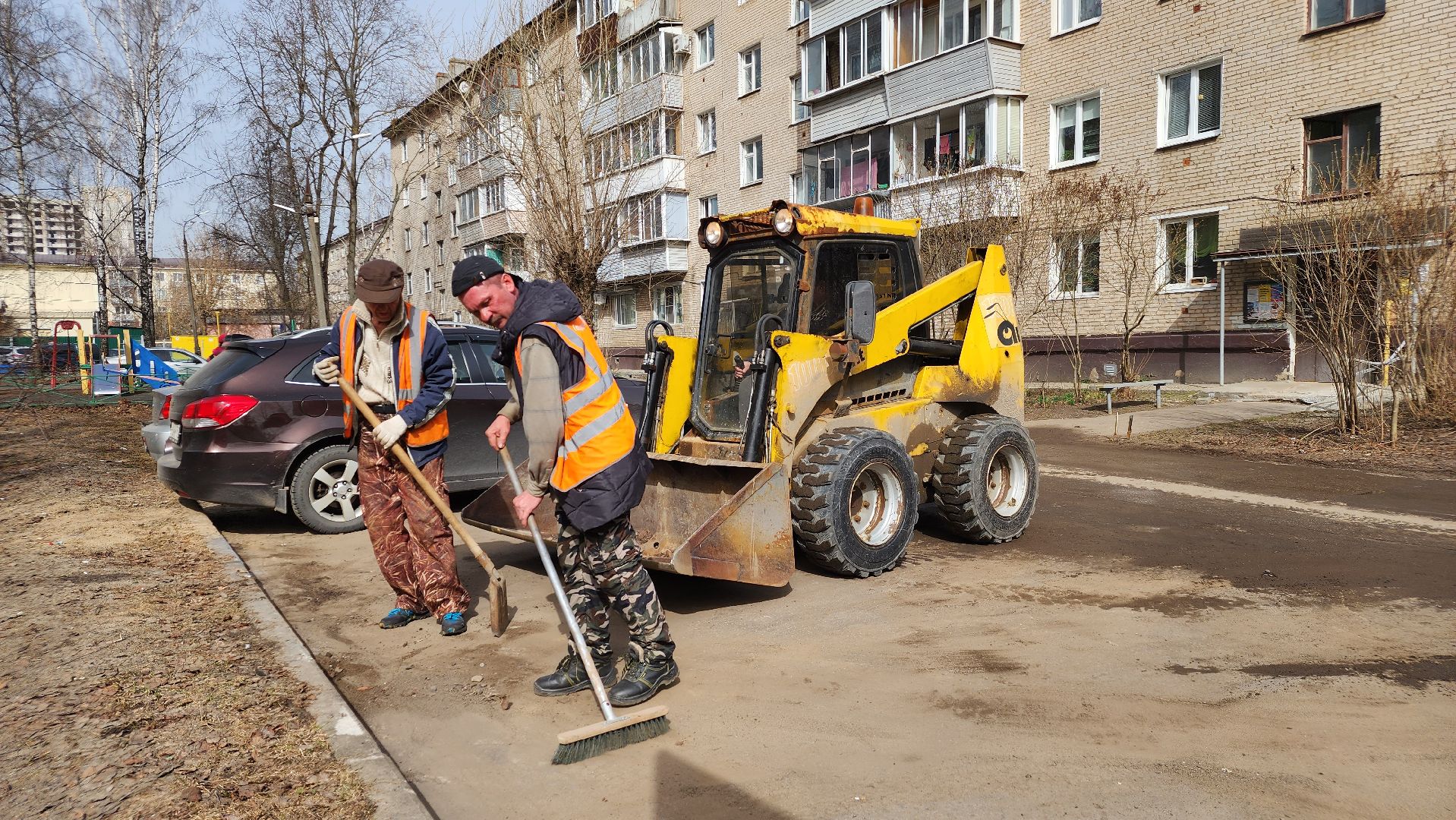 уборка дворов после зимы, благоустройство, уборка города, Лосино-Петровский,