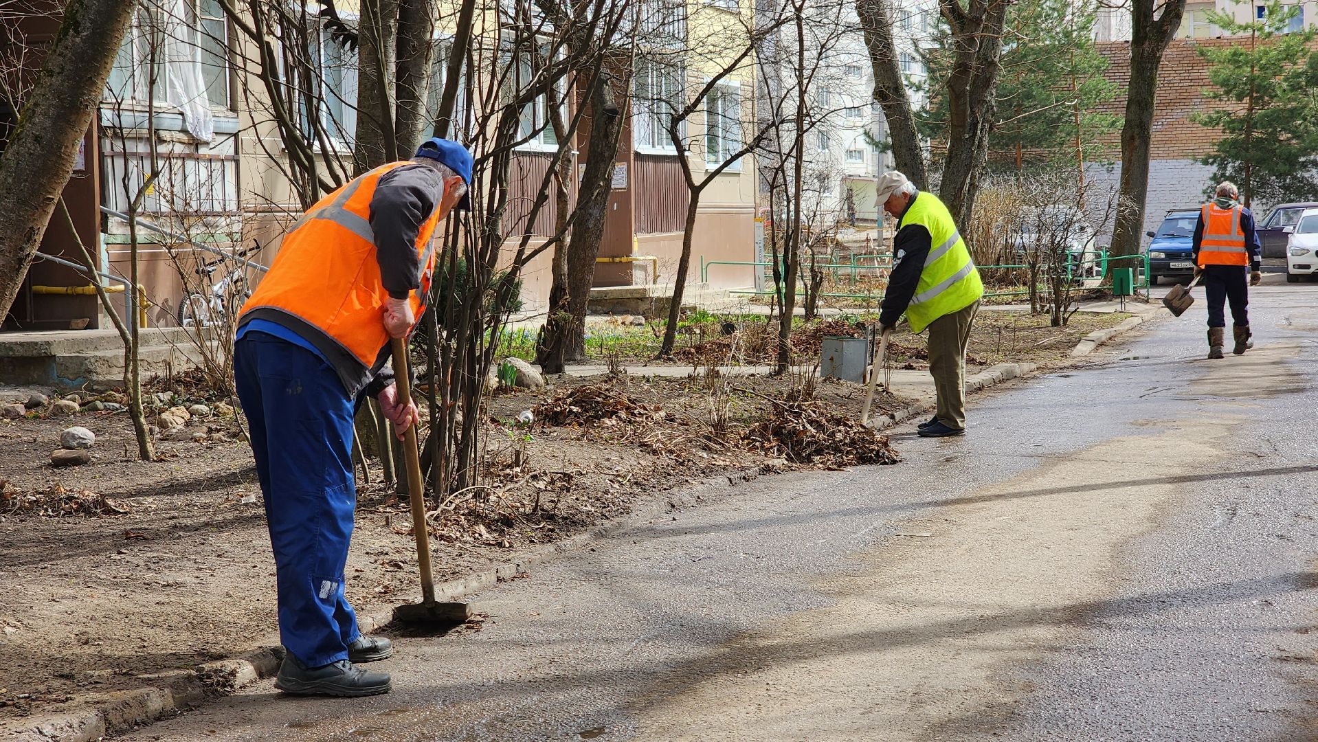 уборка дворов после зимы, благоустройство, уборка города, Лосино-Петровский,