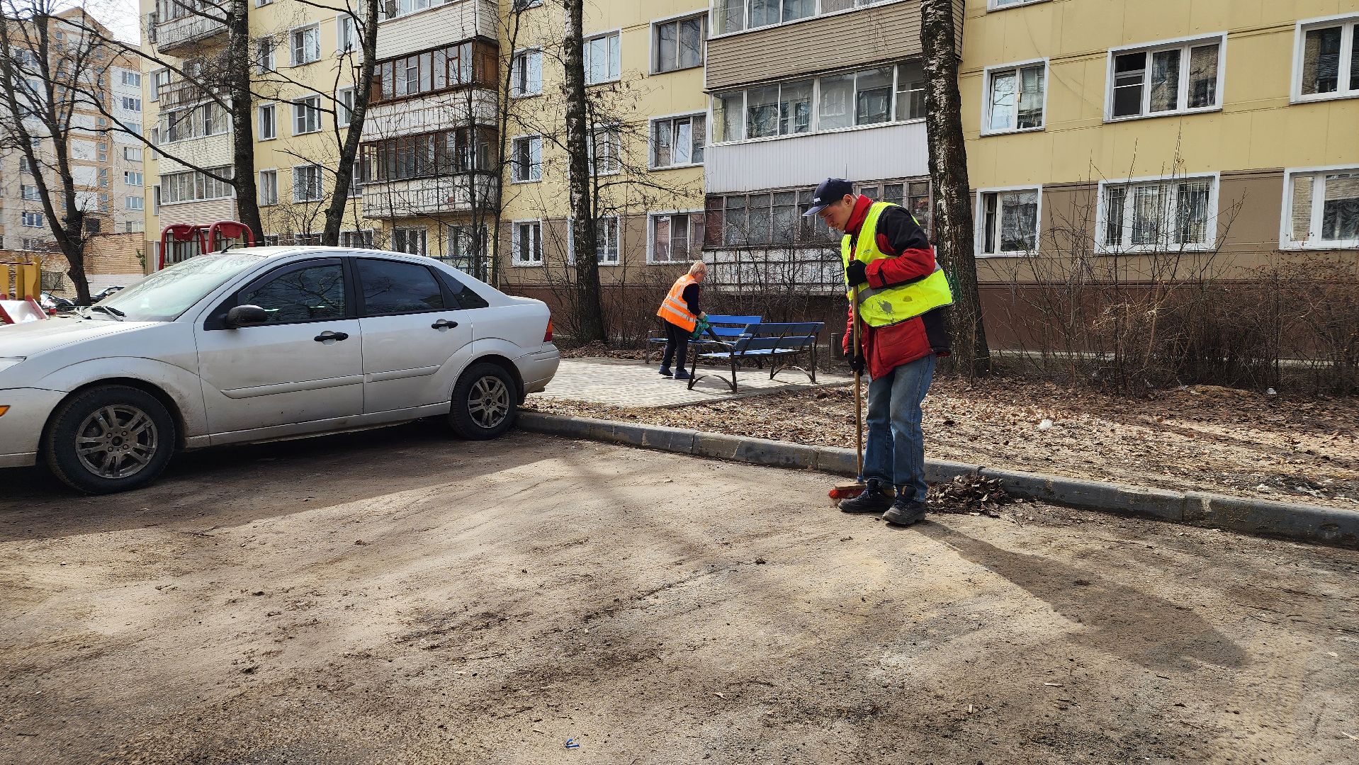 уборка дворов после зимы, благоустройство, уборка города, Лосино-Петровский,