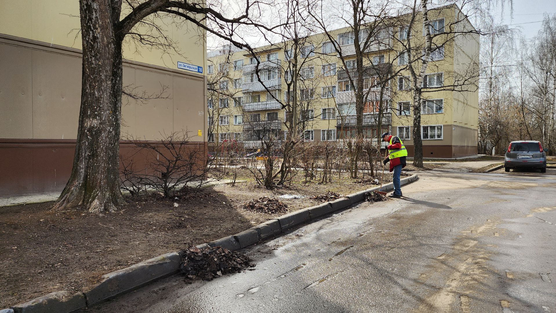 уборка дворов после зимы, благоустройство, уборка города, Лосино-Петровский,