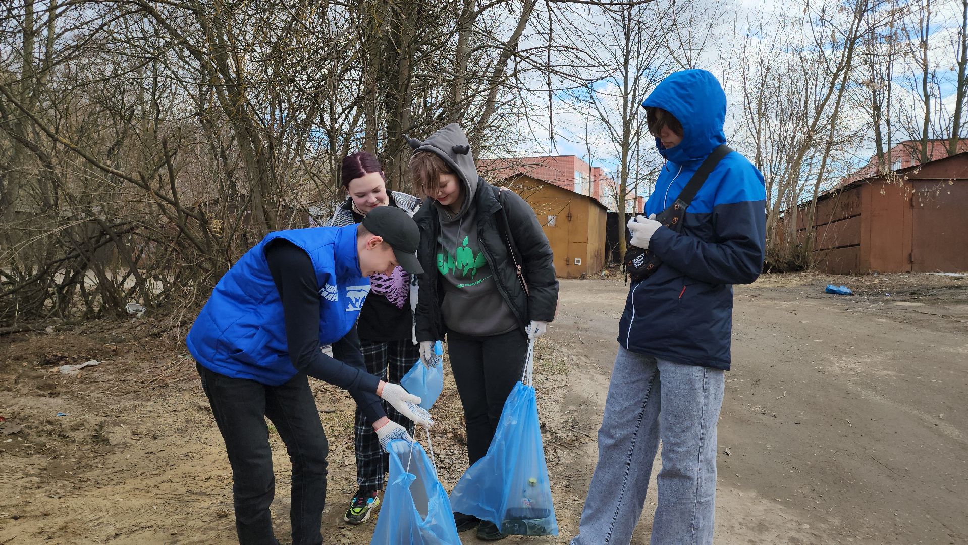 кашира, молодая гвардия, волонтеры, субботник, чистый путь, уборка мусора,